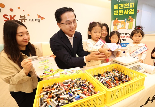 ▲ 박희조 동구청장, 어린이와 함께 ‘폐건전지 모으기’ 캠페인을 진행했다.ⓒ대전동구