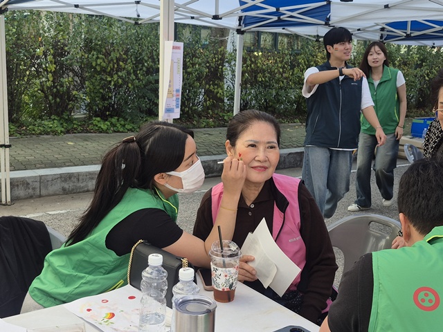 ▲ 수원시 서호노인복지관이 개관 23주년을 기념해 개최한 '청바지' 페스티벌에서 복지관 이용 노인이 페이스페인팅을 즐기고 있다. ⓒ서호노인복지관 제공