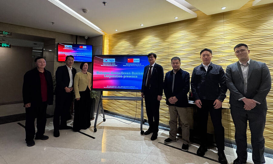 ▲ 정영두 한국해양진흥공사 센터장(오른쪽 네 번째)과 세베리나 리우 뉴뉴쉬핑 이사(왼쪽 세 번째)등 관계자들이 기념촬영을 하고 있다. ⓒ한국해양진흥공사
