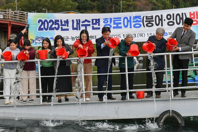 ▲ 강원 화천군이 23일 간동면 파로호에서 최문순 군수, 이화원 군노인회장, 박대현 도의원과 지역 초등학생, 화천군청 신규 공무원들이 참석한 가운데 내수면 수산자원 증식을 위한 향토어종 치어 방류행사를 개최했다. 이날 행사에서는 붕어와 잉어 치어 약 19만마리가 방류됐다. ⓒ화천군