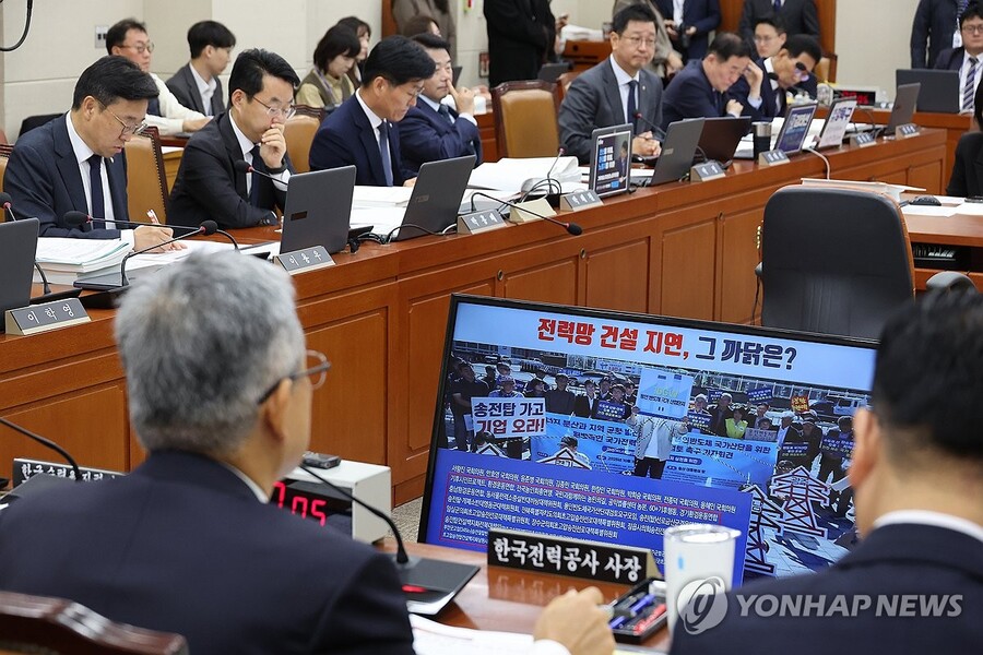 ▲ 김동철 한국전력공사 사장이 23일 서울 여의도 국회에서 열린 기후에너지환경노동위원회 국정감사에서 국민의힘 김소희 의원 질의에 답하고 있다. ⓒ연합뉴스