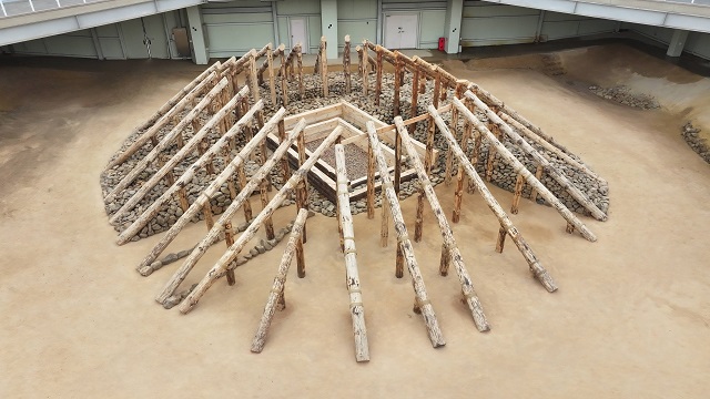 ▲ 국립경주문화유산연구소가 진행 중인 ‘쪽샘 44호분 축조실험’ 현장 전경.ⓒ경주시