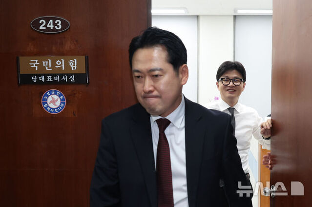 ▲ 한동훈 전 국민의힘 대표가 2024년 12월 11일 서울 여의도 국회 당대표실에서 회의를 하던 중 잠시 문을 열어 장동혁 국민의힘 대표를 배웅하고 있다. ⓒ뉴시스