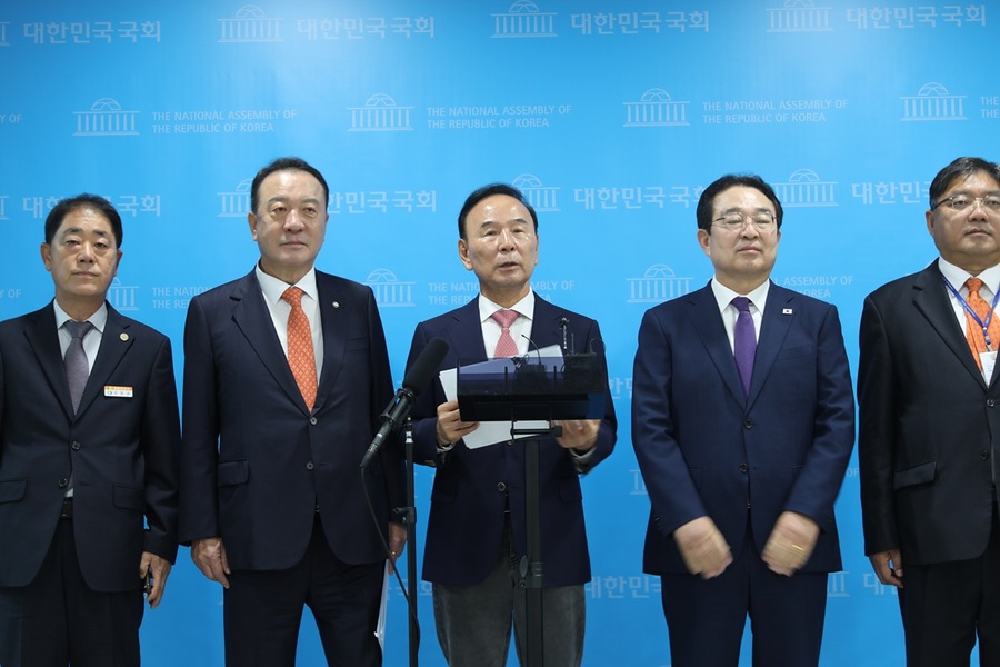 ▲ 충북도 인구소멸지역 국회의원과 5개 군 단체장도 공동 성명을 내고 정부의 충북 배제를 강하게 비판했다. 왼쪽부터 강성규 영동부군수, 엄태영 의원, 박덕흠 의원, 황규철 옥천군수, 장우성 괴산부군수(왼쪽부터).ⓒ국민의힘