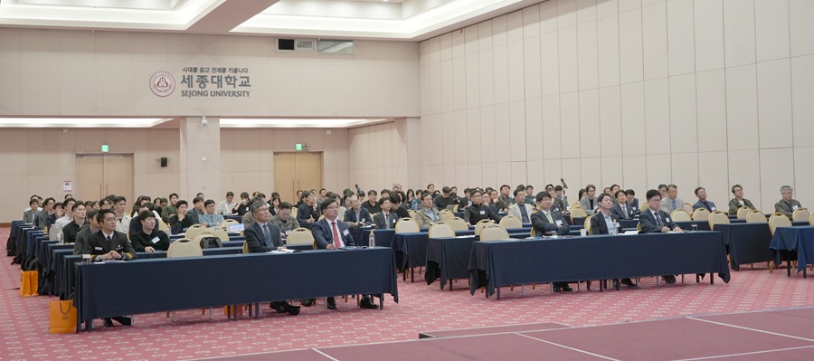 ▲ 23일 서울 광진구 세종대학교 광개토관 컨벤션센터에서 열린 '2025 지능형 수중감시 핵심기술 발전 워크숍'에서 참석자들이 강연을 듣고 있다.ⓒ세종대