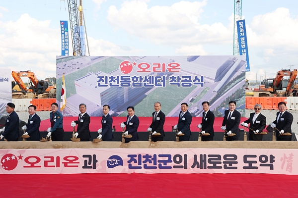 ▲ 왼쪽 다섯번째부터 이복원 충청북도 경제부지사, 송기섭 진천군수, 허인철 오리온그룹 부회장, 이승준 오리온 대표이사ⓒ오리온