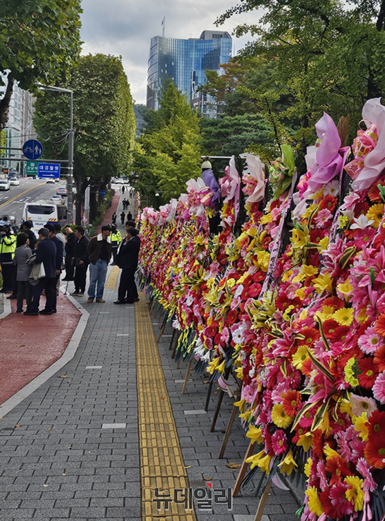 ▲ 대법원 앞에 놓여진 620여개의 화환 ⓒ정경진 기자