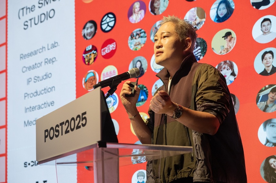 ▲ 23일 더에스엠씨가 강남구 소재 라움아트센터에서 개최한 'POST FORUM 2025'에서 김용태 더에스엠씨 대표가 강연하고 있다. ⓒ더에스엠씨