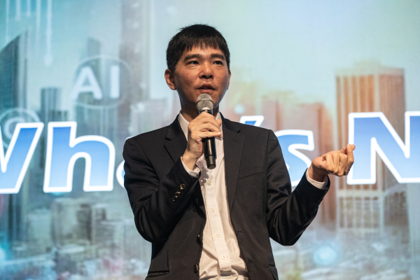 ▲ 23일 더에스엠씨가 강남구 소재 라움아트센터에서 개최한 'POST FORUM 2025'에서 이세돌 울산과학기술원(UNIST) 특임교수가 강연하고 있다. ⓒ더에스엠씨