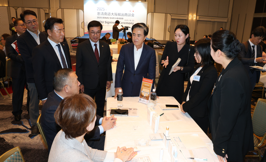 ▲ 김태흠 충남도지사가 23일 일본 오사카 뉴오타니호텔에서 열린 ‘오사카 수출 상담회’ 현장을 찾아 도내 기업 관계자와 일본 바이어를 격려하고 있다. ⓒ충남도