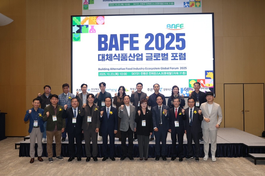 ▲ 경상북도는 23일 서울 롯데월드타워 SKY31컨벤션에서 양금희 경상북도 경제부지사, 김주수 의성군수를 비롯한 지자체 및 푸드테크 산업 관계자 등 각계 전문가 200여 명이 참석한 가운데 ‘2025년 대체식품 산업 글로벌 포럼(BAFE)’을 열었다.ⓒ경북도