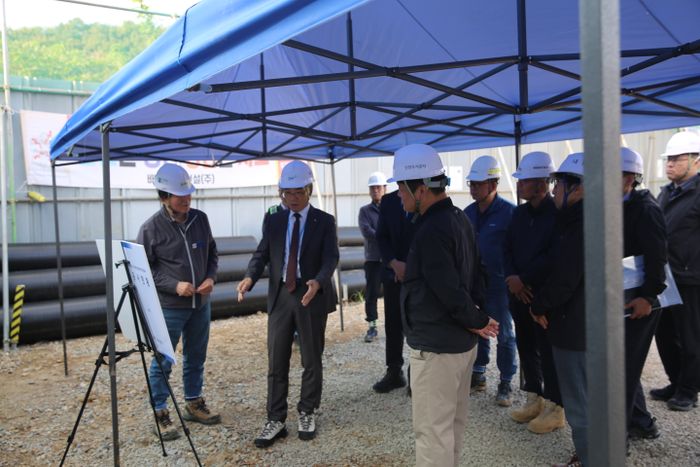 ▲ 류윤기(왼쪽 두번째) iH 사장이 관내 사업장을 방문, 특별점검을 하고 있다. ⓒ iH 제공 ▲ 류윤기(왼쪽 두번째) iH 사장이 관내 사업장을 방문, 특별점검을 하고 있다. ⓒ iH 제공