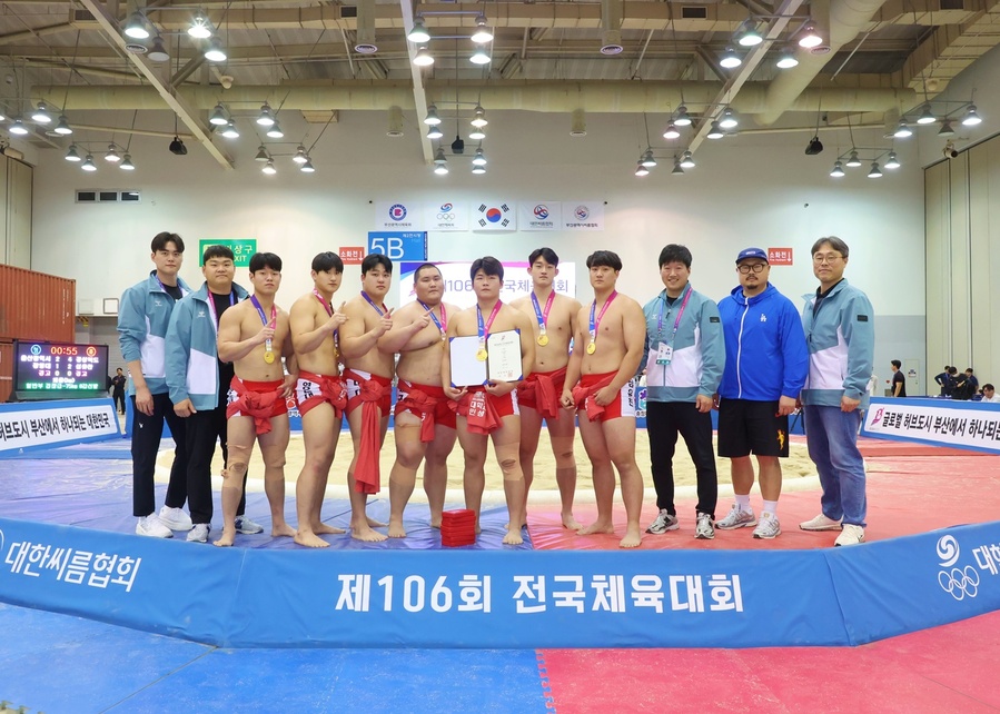 ▲ 대구대학교(총장 박순진) 체육부 선수들이 전국체육대회에 지역 대표로 출전해 금메달을 포함한 다수의 메달을 획득하며 지역은 물론 대학의 명예를 높였다(씨름 경북 대표 대학부 단체전 우승 기념사진).ⓒ대구대