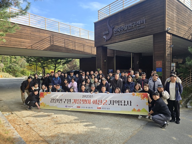 ▲ 강원연구원이 23일 화천군 일원에서 지역 답사 및 전통시장 장보기를 실시했다. ⓒ강원연구원