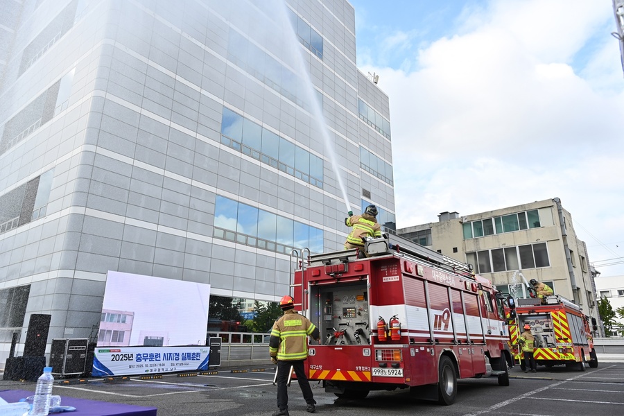 ▲ 8개 기관의 100여 명이 참여해 테러범 진압, 인명구조, 화재진압 등 실제훈련과 심폐소생술 등 실습교육을 동시에 실시했다.ⓒ대구 남구