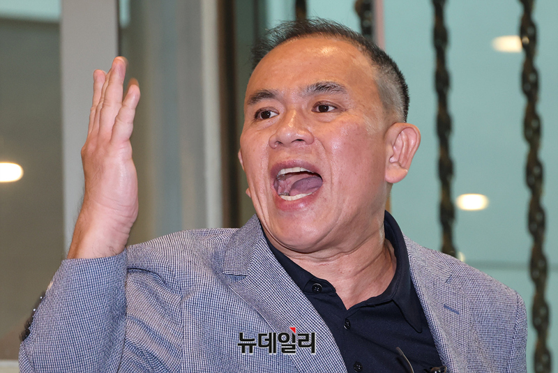 ▲ 명태균 씨가 23일 오후 서울시청에서 열린 국회 행정안전위원회의 서울시 국정감사 증인 출석에 앞서 발언하고 있다. ⓒ정상윤 기자