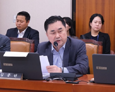 ▲ 국회 산업통상자원중소벤처기업위원회 소속 김종민 의원(세종 갑)이 23일 중소벤처기업부 산하 공공기관 국정감사에서 질의하고 있다.ⓒ김종민 의원