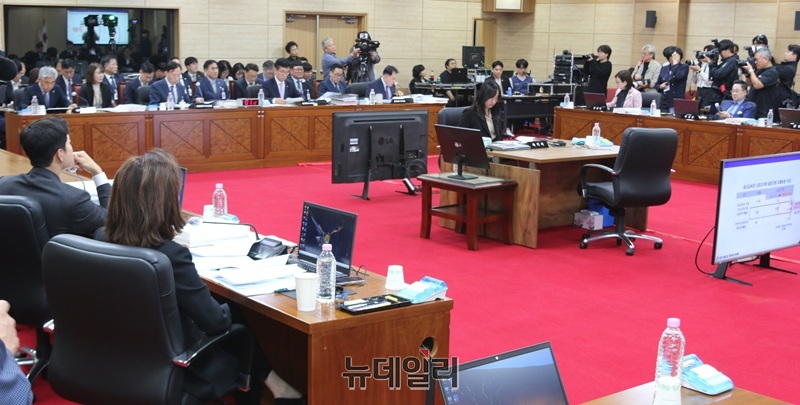 ▲ 국회 교육위원회의 충청권 4개 교육청에 대한 국정감사가 23일 오후 충북대에서설동호 대전시교육감, 김지철 충남도교육감, 윤건영 충북도교육감, 천범산 세종시 부교육감이 참석한 가운데 열렸다. 이날 오전에는  충남대와 충북대, 충남대병원과 충북대 병원에 대한 국정감사를 진행했다. 사진은 이날 오후에 진행한 국회 교육위원회의 충청권 4개 교육청에 대한 국정감사 장면.ⓒ이길표 기자