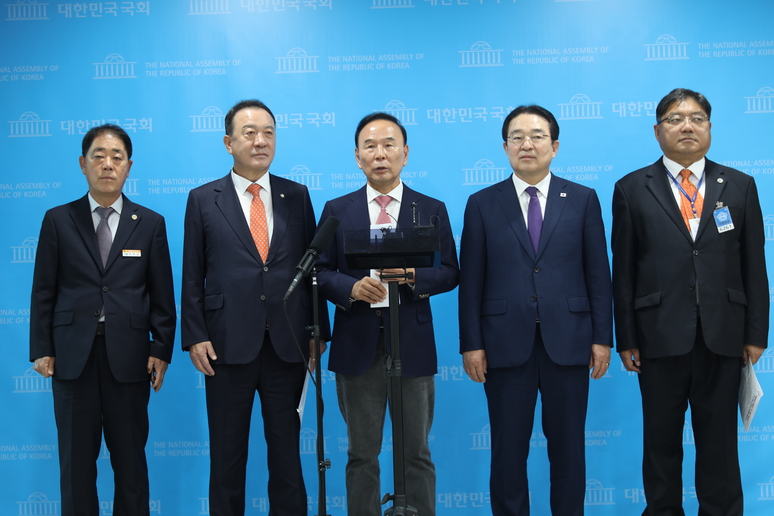 ▲ 엄태영·박덕흠 국회의원과 황규철 옥천군수(왼쪽부터)가 23일 국회 소통관에서 “농어촌 기본소득 대상지에 충북지역을 추가해야 한다”고 말하고 있다. 충북 인구소멸지역 국회의원과 지자체 단체장들이 농어촌 기본소득 시범사업에서 충북이 전국 유일하게 배제된 것에 대해 강력 반발하며 추가선정을 요구하고 나섰다.ⓒ국민의힘