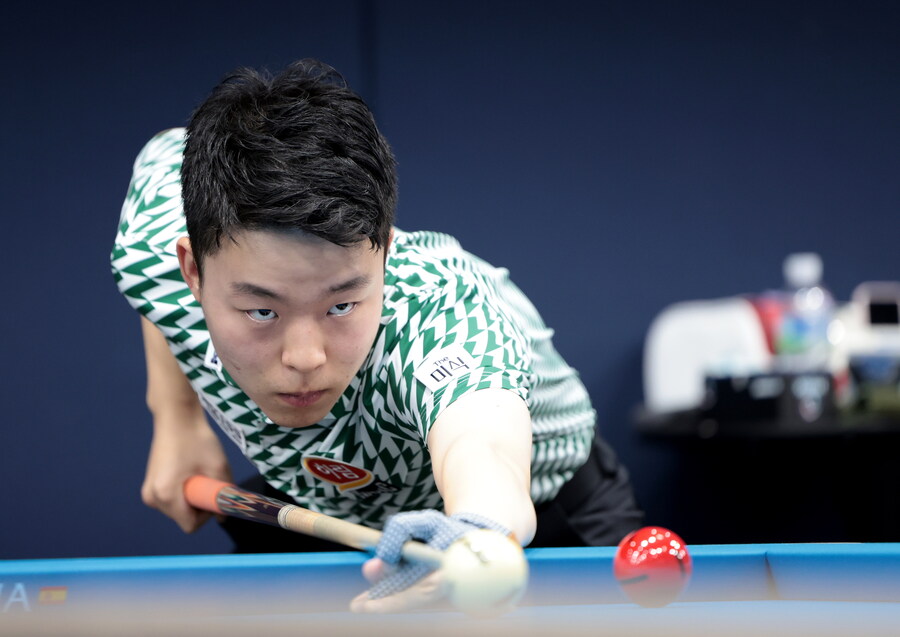 ▲ '신성' 김영원이 '기대주' 전재형을 상대로 완승을 거두고 64강에 진출했다.ⓒPBA 제공