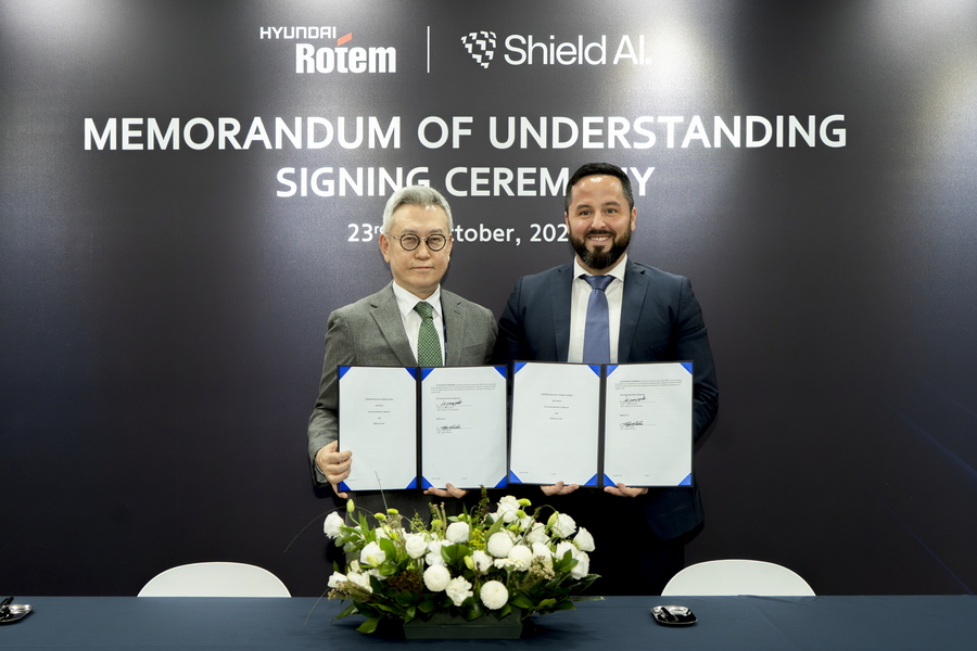 ▲ 왼쪽부터 이정엽 현대로템 부사장, 마이크 한린 쉴드AI 사업개발 총괄. ⓒ현대로템