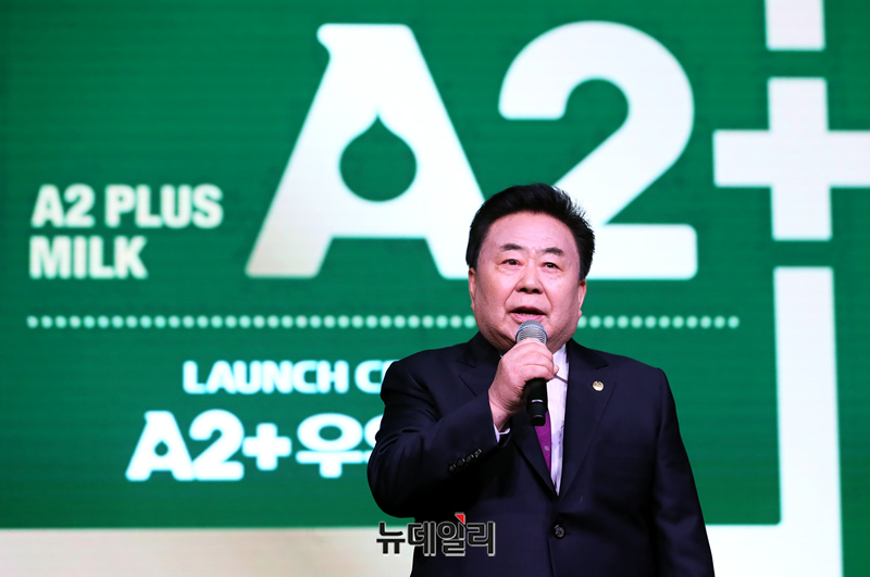 ▲ 지난해 4월 서울 용산구 그랜드하얏트호텔에서 열린 A2+우유 출시회에서 문진섭 조합장이 인사말을 하고 있다.ⓒ정상윤 기자