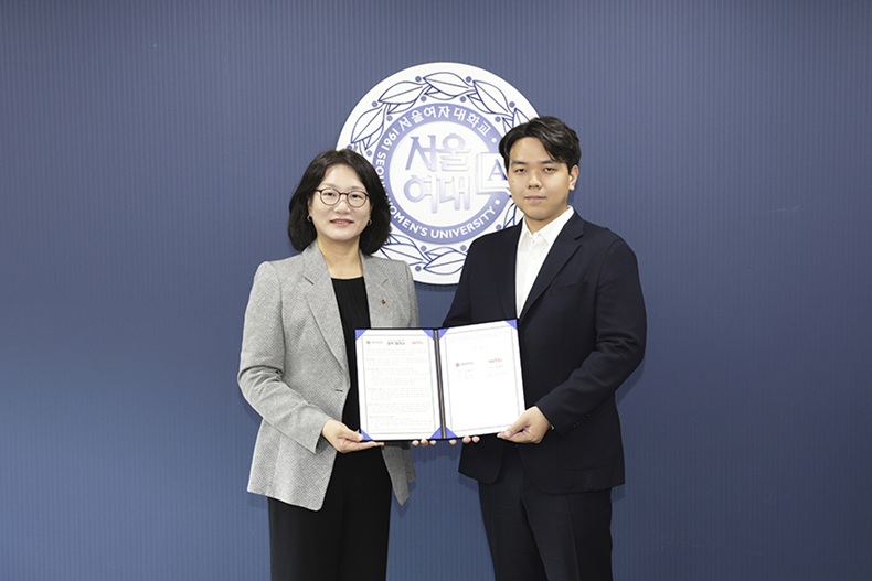 ▲ 서울여대 이윤선 총장(왼쪽)과 뤼튼테크놀로지스 이세영 대표가 업무협약 체결 후 기념사진을 촬영하고 있다.ⓒ서울여대