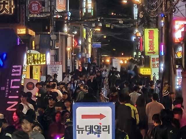 ▲ 핼러윈 시기 홍대 KT&G 상상마당 앞 교차로(클럽거리) 모습 ⓒ임준환 기자