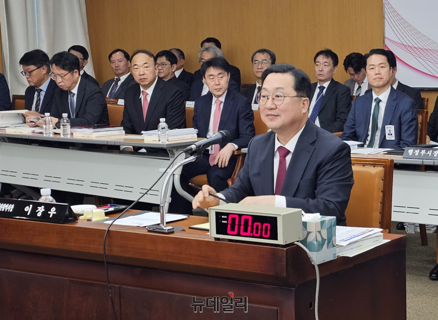 ▲ 이장우 대전시장이 24일 오전 대전시청에서 열린 국회 행정안전위원회 국정감사에서 인사말을 하고 있다.ⓒ김정원 기자