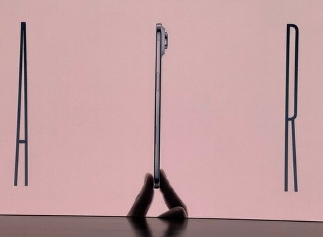 ▲ 애플이 지난달 9일(현지시간) 공개한 '아이폰 에어'.ⓒ연합뉴스