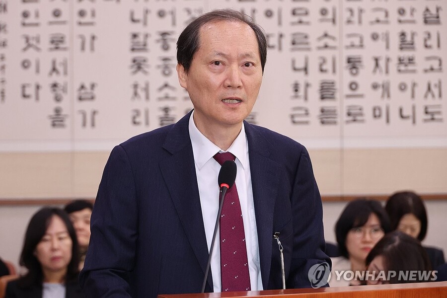 ▲ 이완규 전 법제처장이 24일 서울 여의도 국회 법제사법위원회에서 열린 법제처에 대한 국정감사에서 증인선서 거부 사유를 소명하고 있다. ⓒ연합뉴스