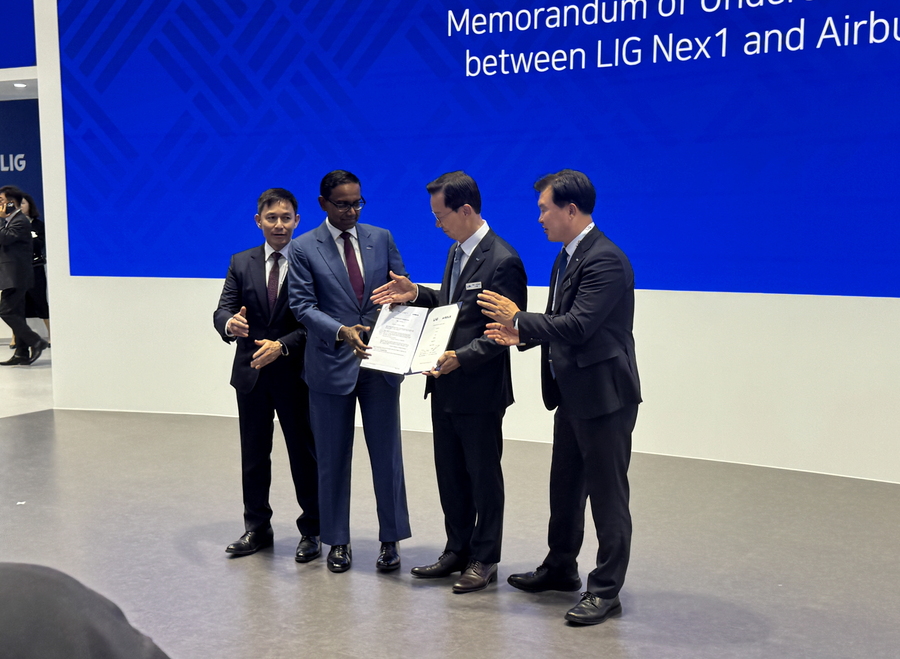 ▲ 신익현 LIG 대표가 ADEX 2025 기간 중 MOU 체결 및 각종 비즈니스 미팅을 수행했다. ⓒ김재홍 기자