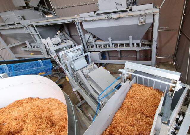 ▲ PET 섬유복합체 혼합 과정 및 숏크리트 시공 모습ⓒDL건설