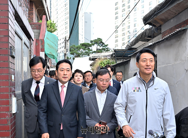 ▲ 장동혁 국민의힘 대표와 송언석 원내대표, 오세훈 서울시장이 24일 오전 서울 노원구 상계5 재정비촉진구역 현장을 둘러보고 있다. ⓒ서성진 기자