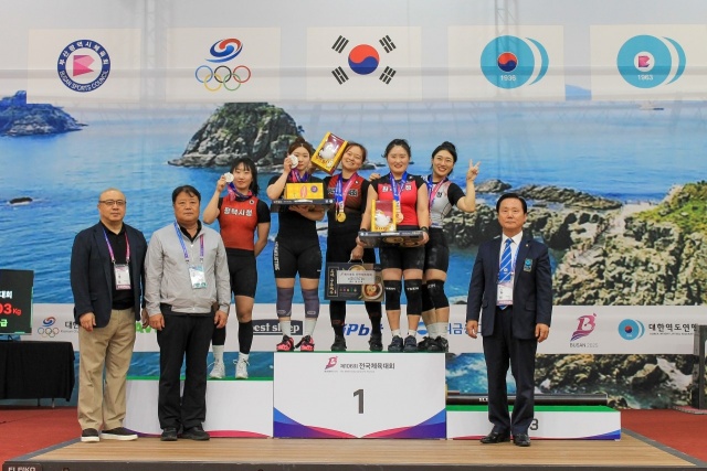 ▲ 수상대에서 은메달을 걸고 선수들과 기념사진 찍는 손아영 선수(수상대 왼쪽 1번째)ⓒ평택시청 전경