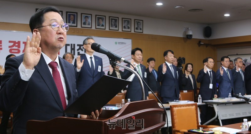 ▲ 이장우 대전시장이 24일 오전 대전시청에서 열린 국회 행정안전위원회의 국정감사에서 선서를 하고 있다.ⓒ이길표 기자