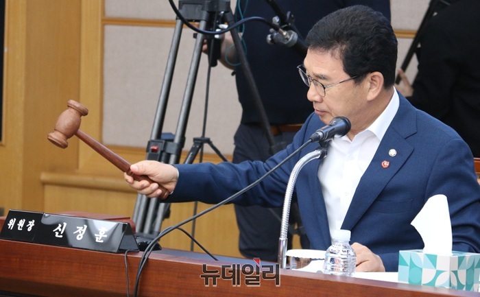 ▲ 신정훈 국회 행정안전위원장이 대전시에 대한 국정감사를 선언하고 있다.ⓒ이길표 기자
