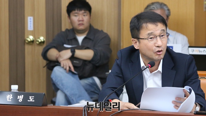 ▲ 국회 행정안전위원회 소속 더불어민주당 한병도 의원이 24일 오전 대전시 국정감사에서 질의하고 있다.ⓒ이길표 기자