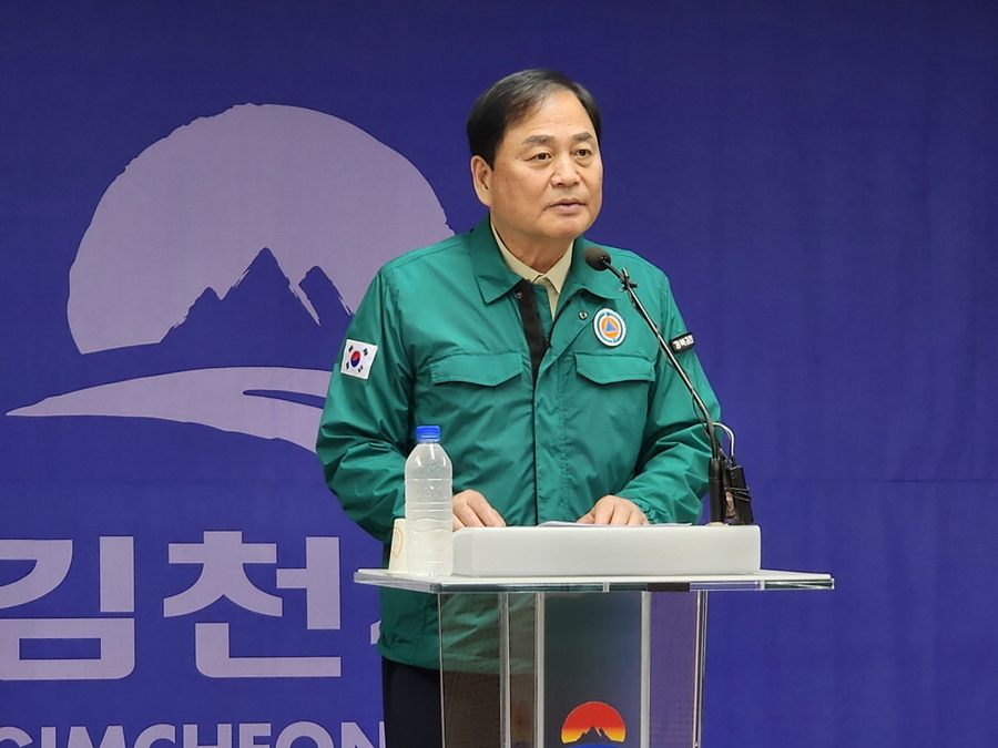 ▲ 배낙호 김천시장이 수돗물 유출 발견과 관련해 긴급 브리핑을 하고 있다.ⓒ김천시