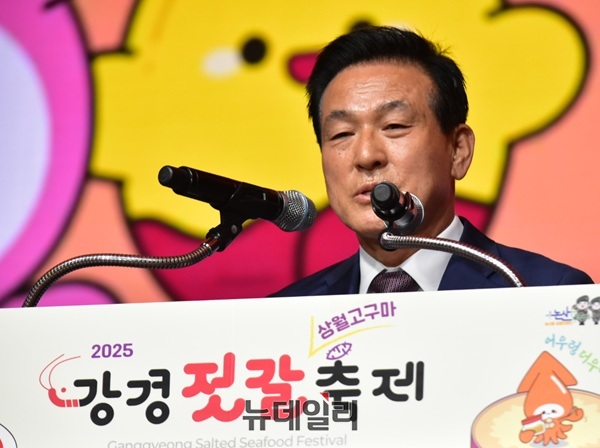 ▲ 백성현 충남 논산시장이 지난 23일 강경읍 금강둔치에서 열린 2025 강경젖갈축제 개막식에서 축사를 하고 있다.ⓒ이길표 기자