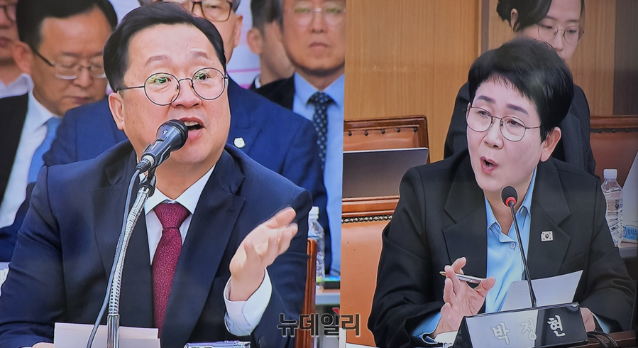 ▲ 이장우 대전시장이 24일 대전시청에서 열린 국회 행정안전위원회의 국정감사에서 박정현 의원과 공방을 벌이고 있다. ⓒ김정원 기자