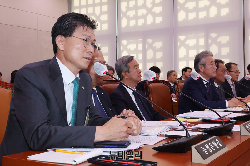 ▲ 강태영 농협은행장이 24일 오전 서울 여의도 국회 농림축산식품해양수산위원회에서 열린 농협중앙회-한국마사회 등에 대한 국정감사에서 의원들의 질문에 답을 하고 있다.ⓒ뉴데일리 이종현