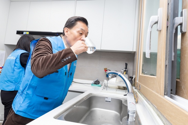 ▲ 이재준 수원시장이 공동주택단지 경로당에서 수돗물을 시음하고 있다. ⓒ수원시 제공