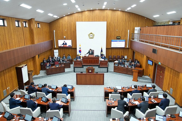 ▲ 경주시의회는 24일 본회의장에서 제293회 임시회 제2차 본회의를 열고 9일간의 임시회 일정을 마무리했다.ⓒ경주시의회