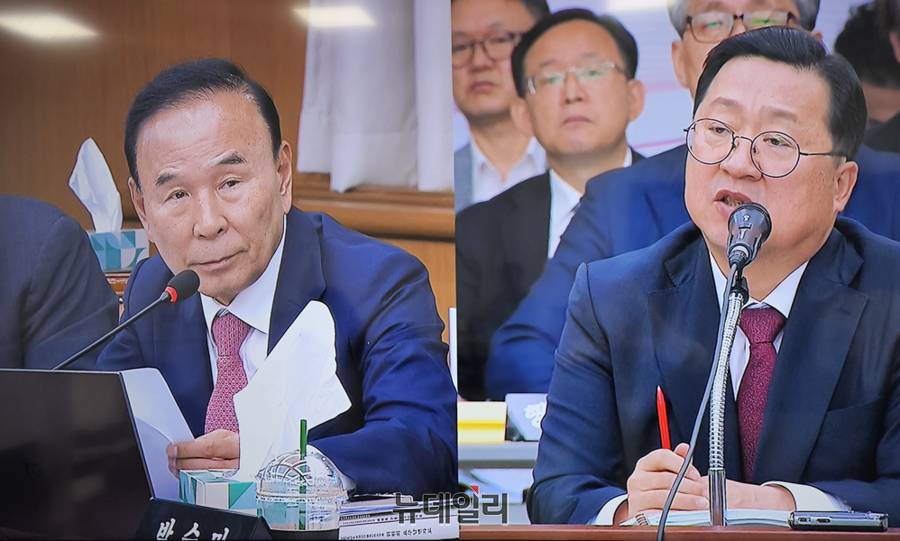 ▲ 박덕흠 의원이 24일 대전시청에서 열린 국회 행정안전위원회의 대전시 국정감사에서 이장우 대전시장에게 질의하고 있다.ⓒ이길표 기자