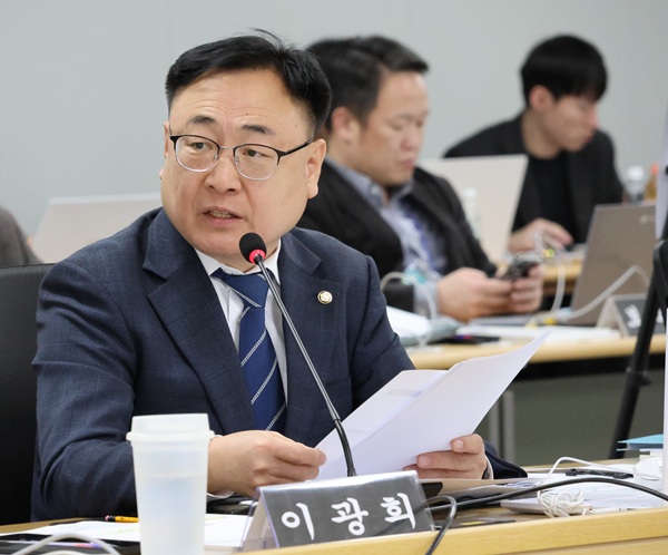 ▲ 국회 행정안전위원회 소속 더불어민주당 이광희 의원은 24일 강원특별자치도 국정감사에서 질의하고 있다.ⓒ이광희 의원