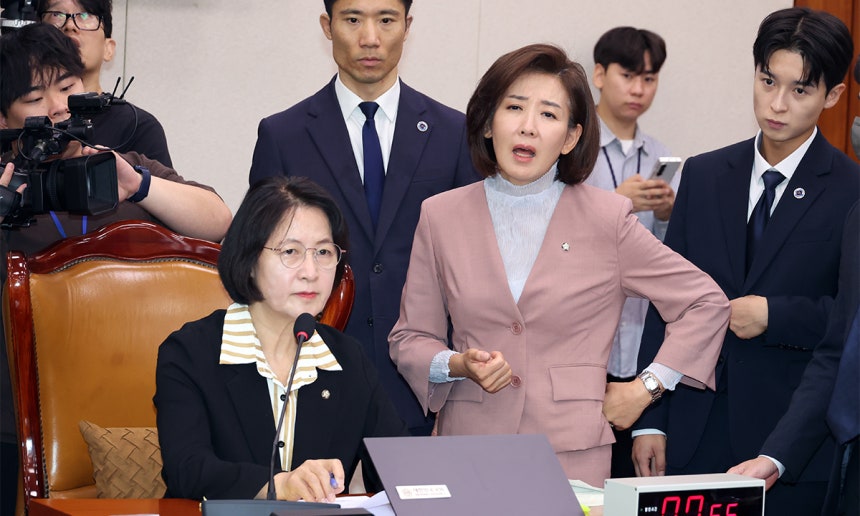 ▲ 나경원 등이 지난달 22일 열린 법제사법위원회의 검찰개혁 입법청문회에서 추미애 법사위원장에게 항의하고 있다. ⓒ뉴시스