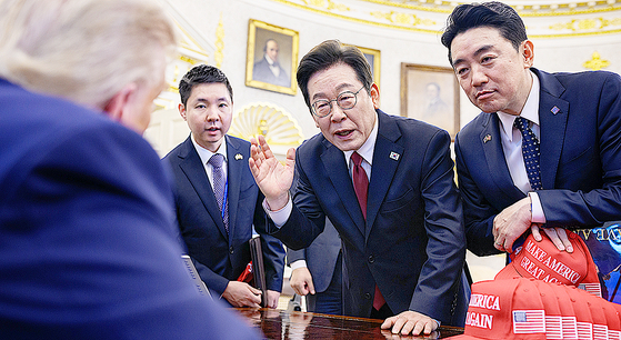 ▲ 이재명 대통령과 강훈식 대통령실 비서실장이 지난 8월 25일(현지시간) 미국 워싱턴DC 백악관 오벌오피스에서 '결단의 책상'에 앉은 도널드 트럼프 대통령과 이야기를 나누고 있다. ⓒ백악관