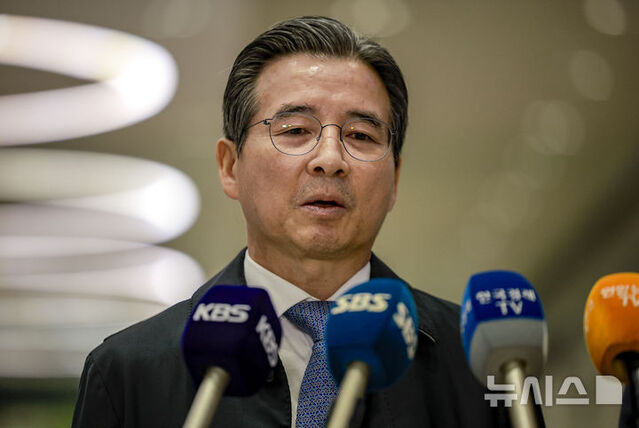 ▲ 관세협상 후속 협의를 위해 미국 워싱턴 D.C.를 방문했던 김용범 대통령비서실 정책실장이 24일 인천국제공항을 통해 귀국해 취재진 질문에 답하고 있다. ⓒ뉴시스