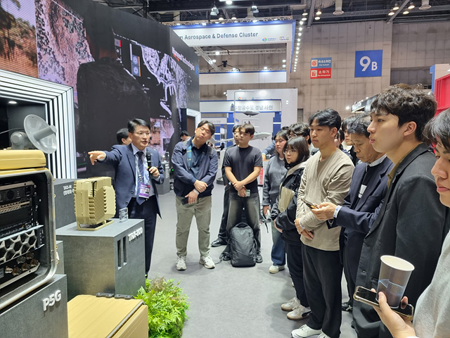 ▲ ⓒ휴니드테크놀러지스 통신기술 설명중인 장경일 단장, 김종성 기자 ▲ ⓒ휴니드테크놀러지스 통신기술 설명중인 장경일 단장, 김종성 기자